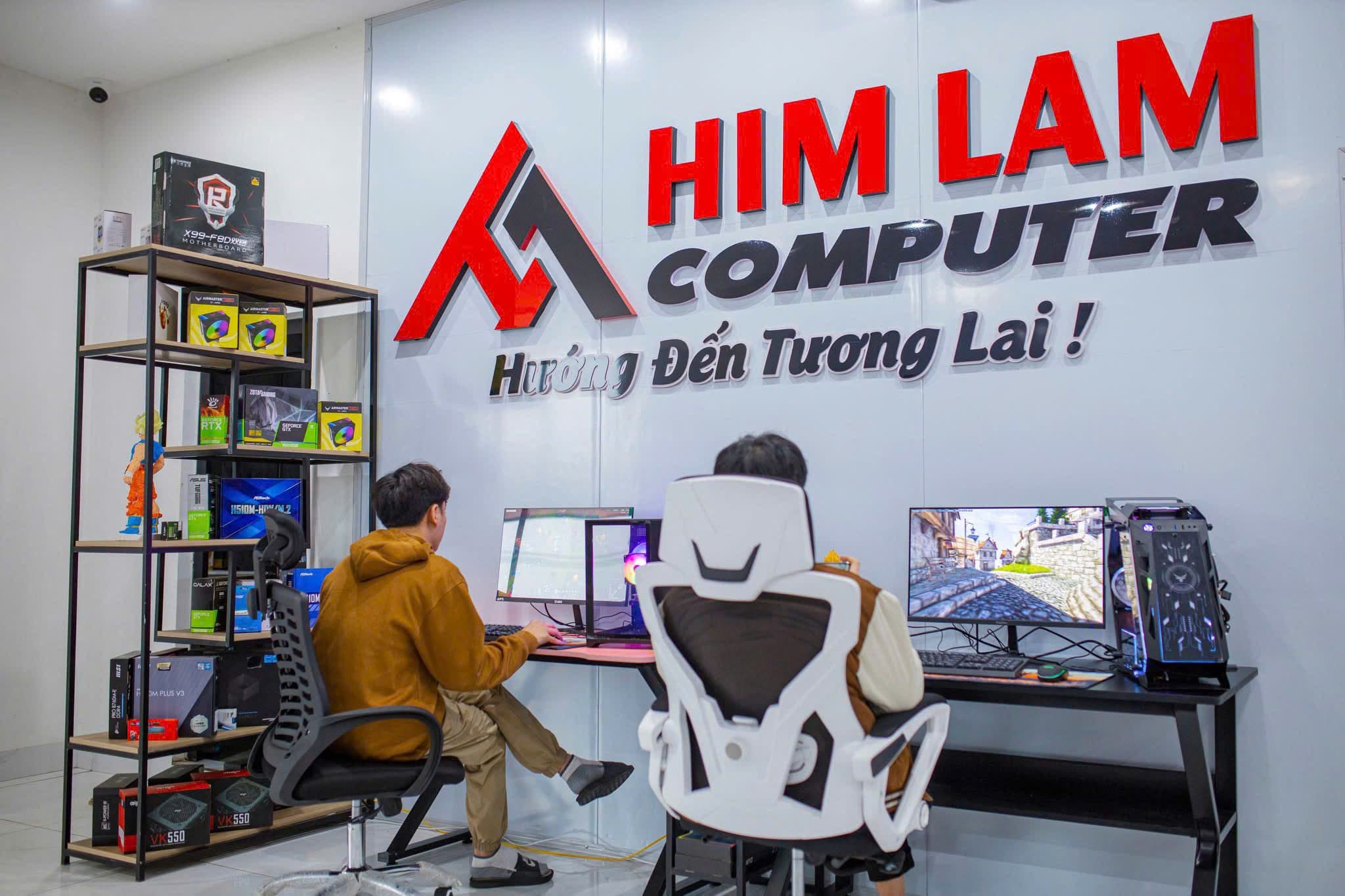 Một vài góc trong cơ sở Him Lam Computer được bố trí gọn gàng, hiện đại, tạo không gian mua sắm và trải nghiệm công nghệ thoải mái cho khách hàng.